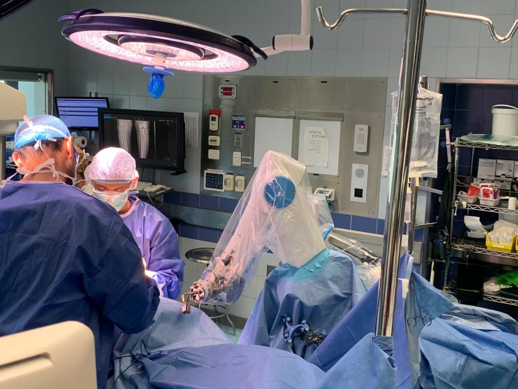 Surgeons use ROSA robot for knee surgery