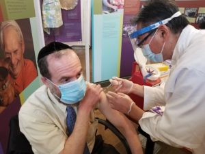 Levindale rabbi is vaccinated