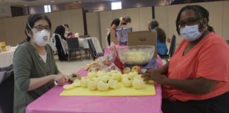 Okada and Jerilynn Payne at Beth Shalom Sisterhood’s Oct. 24 pie-baking event