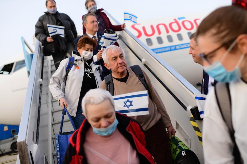 Jewish Ukrainian immigrants arrive in Israel