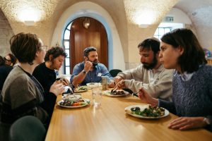Students from the Lishma and Advanced Halakhah programs eat with faculty
