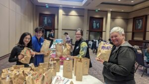 Volunteers pack lunches