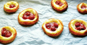 Cherry-cheese tarts 