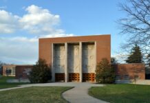 Photo of a brick synagogue building with three rectangular recesses in the front.