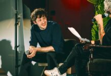 Alex Edelman and Fans of ‘Long Story Short’ May Disagree, but a New Book Says Jewish Humor Is Dying The last laugh? Comedian Alex Edelman, left, and author Shalom Auslander shared the stage at “Spoiler,” a story festival marking the inaugural semester of the MFA in Creative Writing at the Jewish Theological Seminary in Manhattan, Sept. 7, 2025.