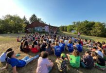 The Rosh tells a story relating to the parsha of the week at camp.