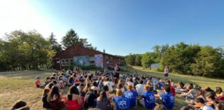 The Rosh tells a story relating to the parsha of the week at camp.